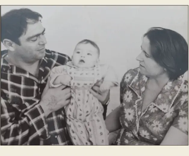 An animated illustration of two parents holding their baby between them as circles ripple outward
